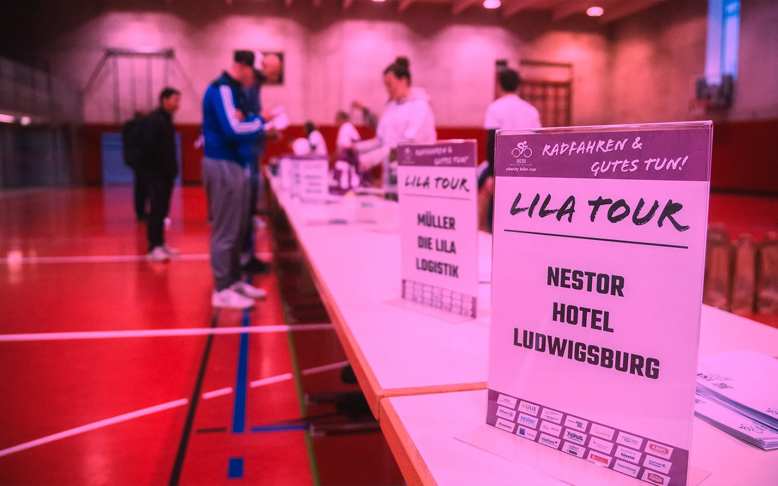 Startnummernausgabe in der Sporthalle