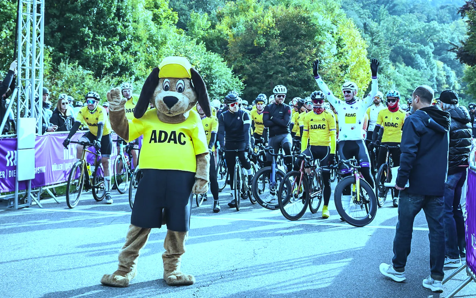 Team ADAC mit Maskottchen im Startbereich