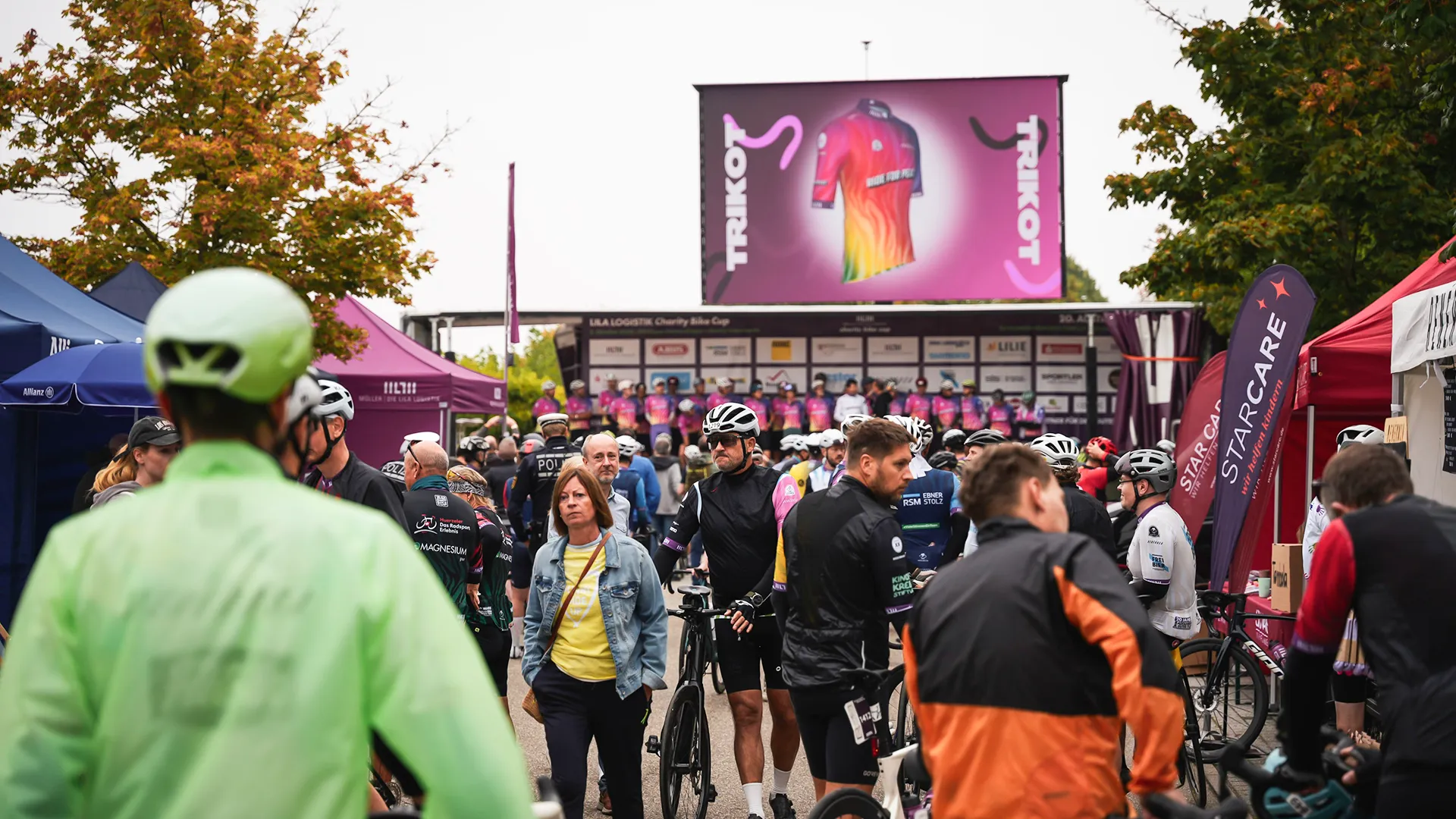 Fahrerfeld des 20. LILA LOGISTIK Charity Bike Cup 2026 auf der Strecke in Ditzingen-Heimerdingen